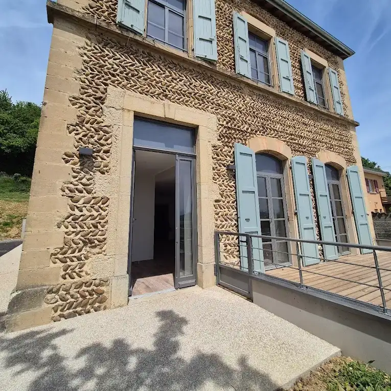 Photo de la devanture de la crèche.