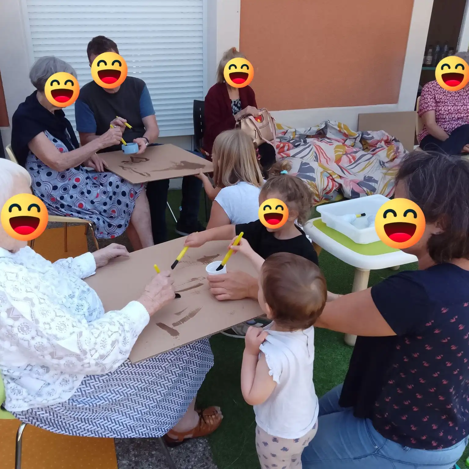 Photo d'enfants jouant avec des adultes.