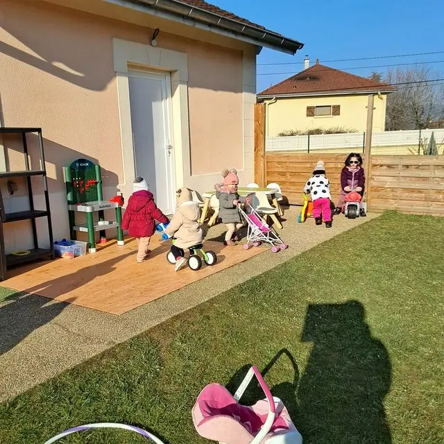 Photo d'enfants jouant dehors.