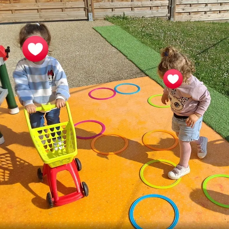 Photo d'enfants jouant avec des cerceaux.