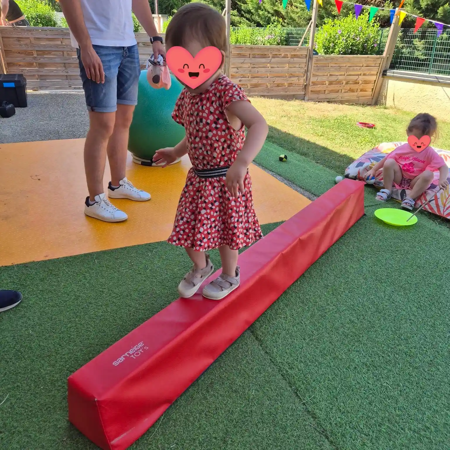 Photo d'une petite fille qui joue.